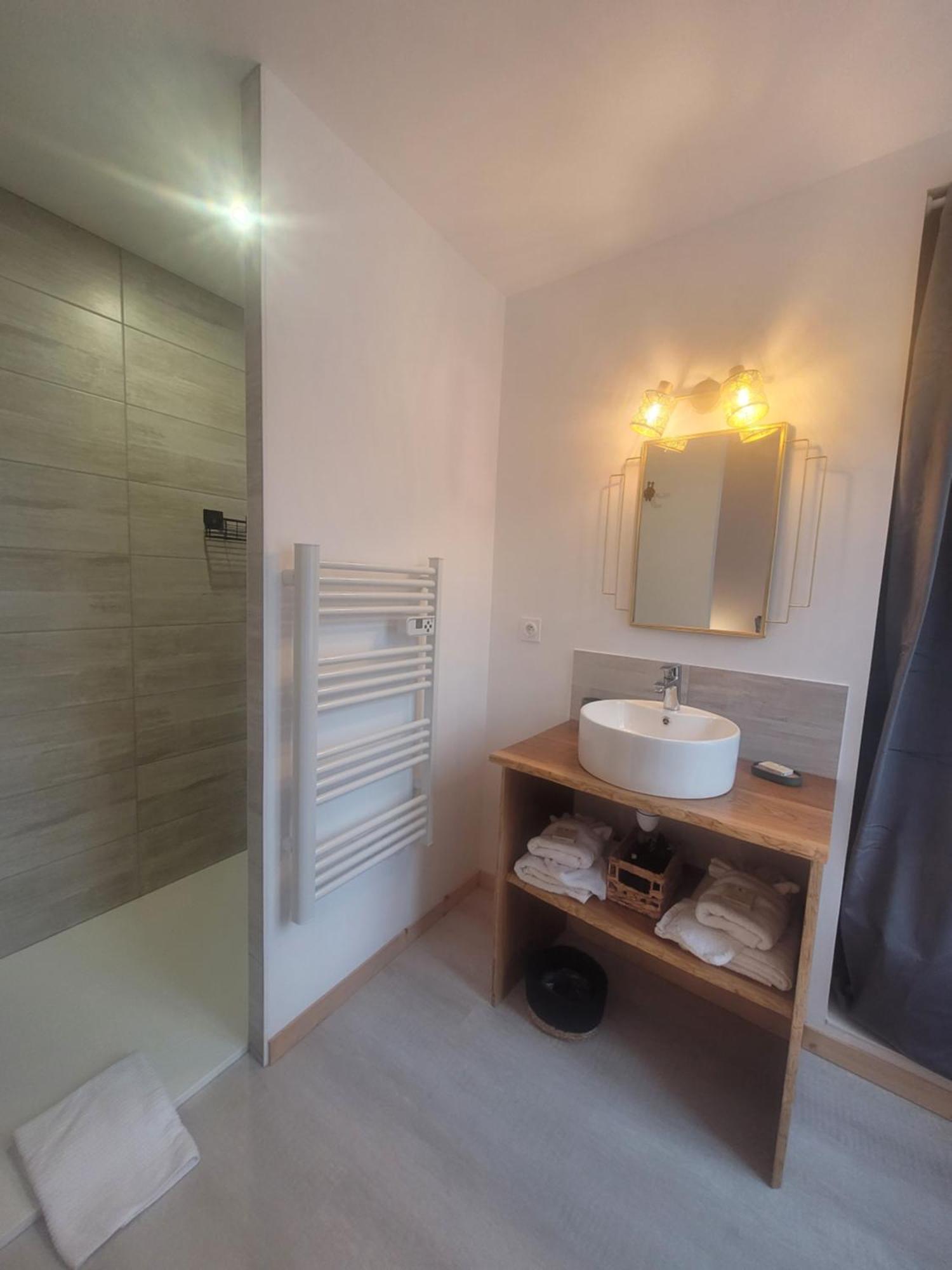 Lekker Slaap Hotel Parthenay Bagian luar foto