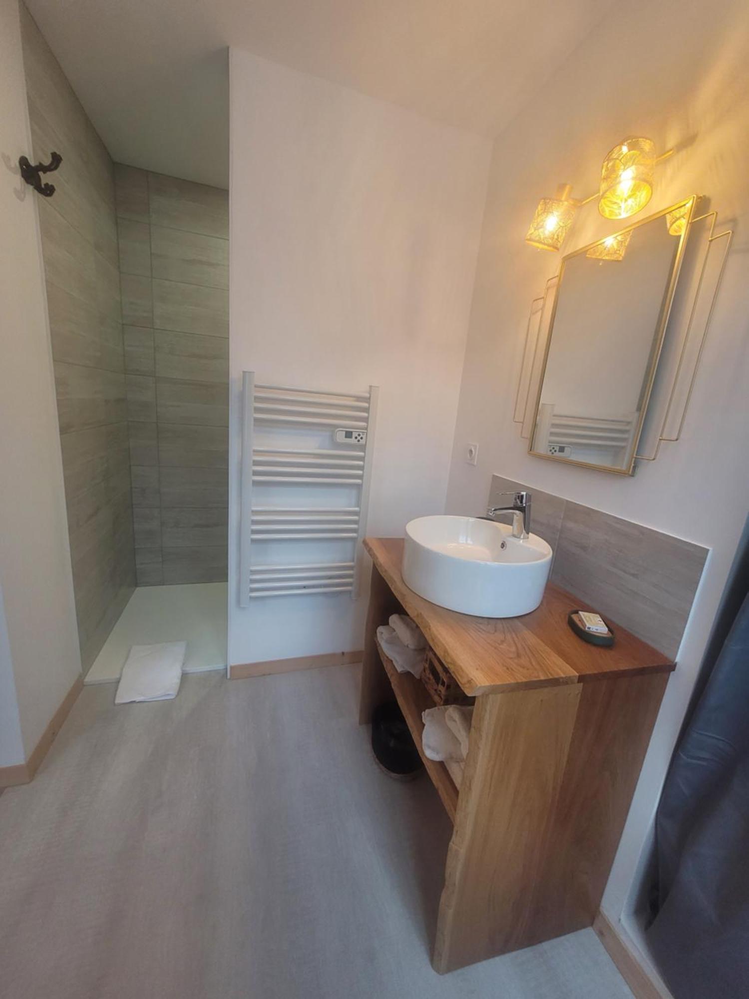 Lekker Slaap Hotel Parthenay Bagian luar foto