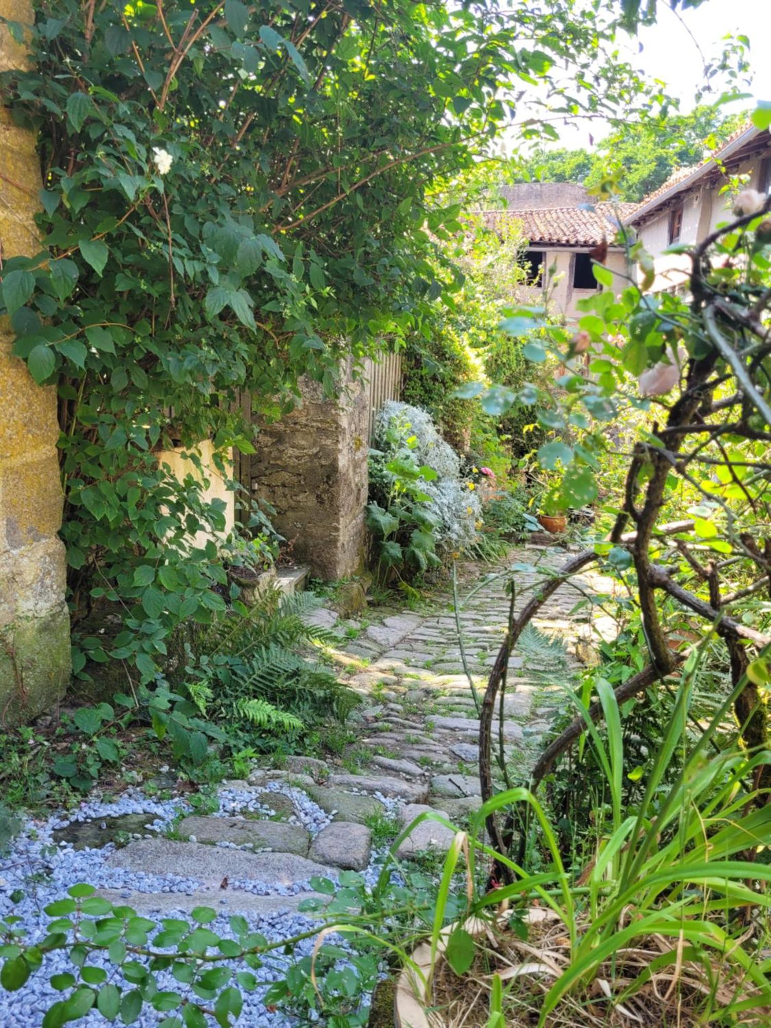 Lekker Slaap Hotel Parthenay Bagian luar foto